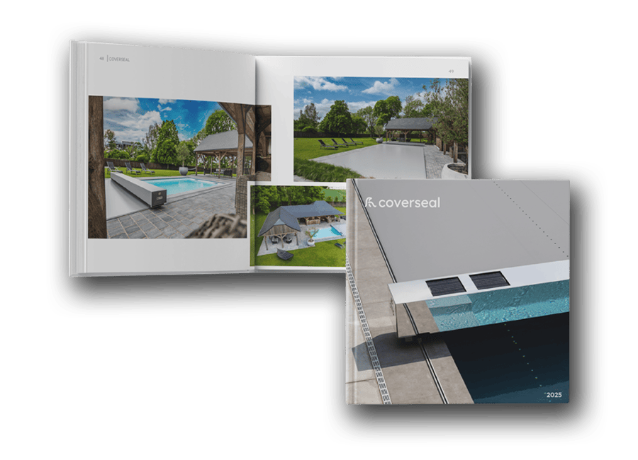 catalogue_site_4 Catalogue ouvert présentant des piscines couvertes dans des jardins verdoyants, avec une couverture de piscine grise affichant le logo Coverseal.